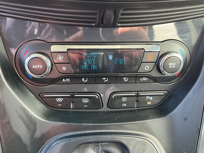 Ford Kuga 1.6, 134kW, Automat, 4x4 Titan - fotka 11 z 24