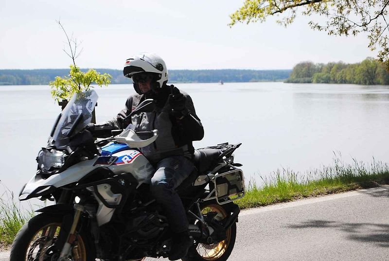 Třeboňské Masarykovo náměstí bylo motorkami doslova našlapané. Stovkám strojů požehnal tamní kaplan Jiří Kalaš.