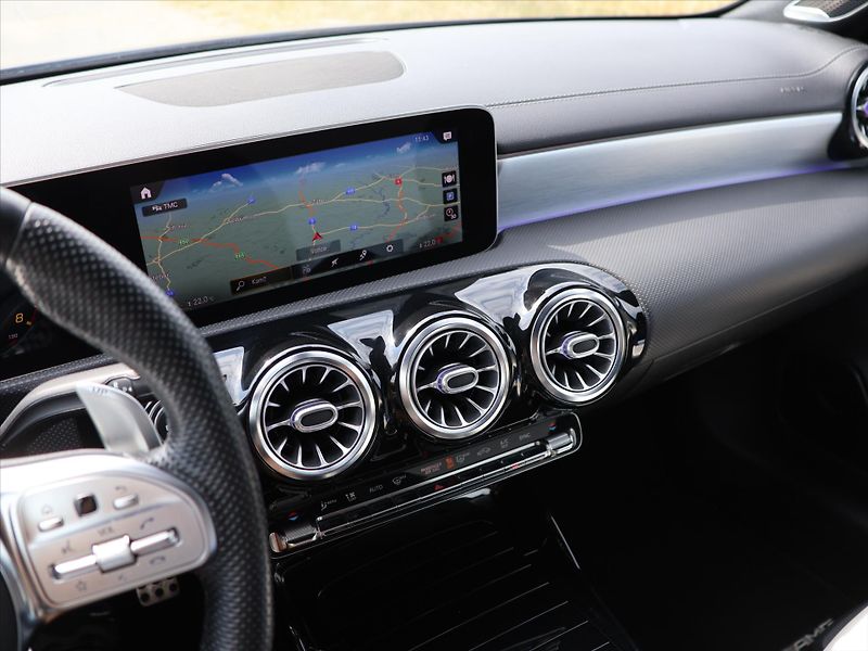 Mercedes-Benz CLA 2,0 35 AMG 225kW 4Matic DPH CZ - fotka 24 z 39