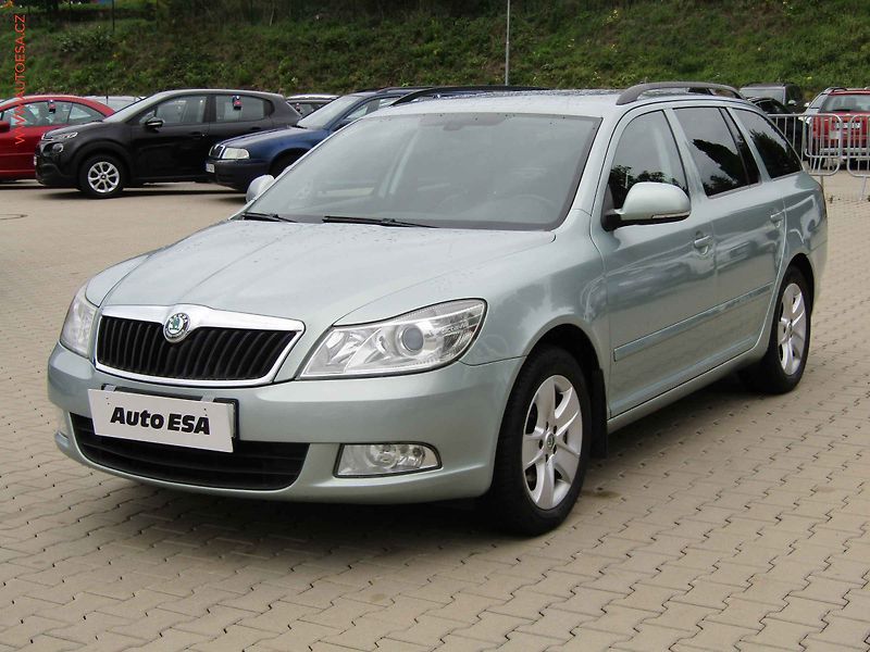 Škoda Octavia (2011) 2.0 TDi, 1.maj, AC, park - fotka 3 z 17
