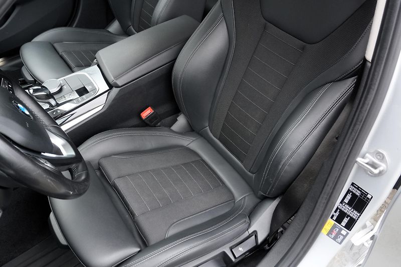 BMW Řada 3 330e xDrive, ACC, Tažné - fotka 33 z 39