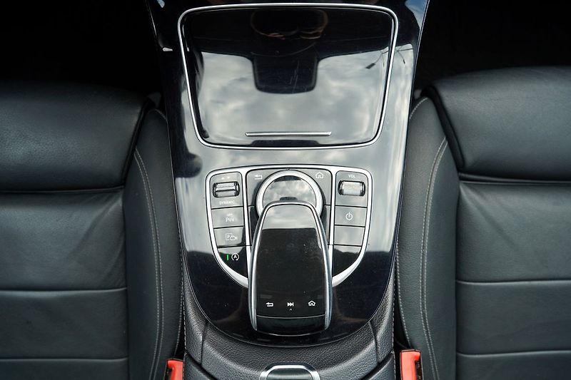 Mercedes-Benz Třídy E E 220d AMG/LED/AT9/kůže - fotka 33 z 46