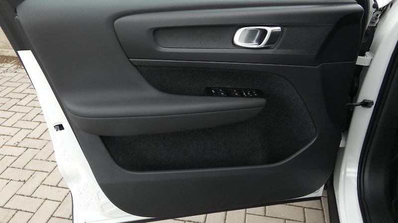 Volvo XC40 T2 FWD Momentum Core - fotka 8 z 21