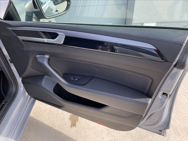 Volkswagen Arteon R 2.0TSI 235KW 4X4 DSG - fotka 33 z 36