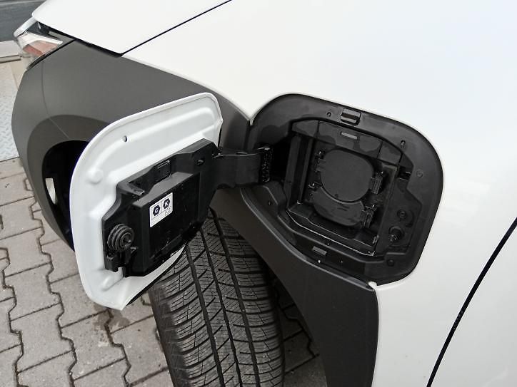 Toyota bZ4X (2024) v záruce 71,4KWh - fotka 5 z 23