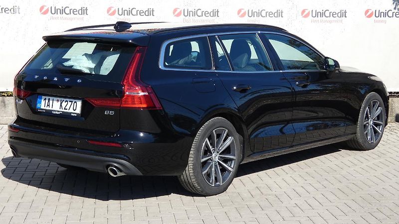 Volvo V60 B5 AWD Momentum Pro - fotka 3 z 23