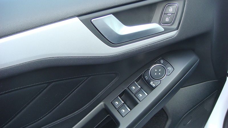 Ford Focus (2018) Trend Edition Plus 1.0EcoBoost - fotka 10 z 30