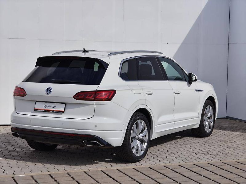 Volkswagen Touareg R-Line 8TT 4Motion 3,0TDI V6 - fotka 2 z 30