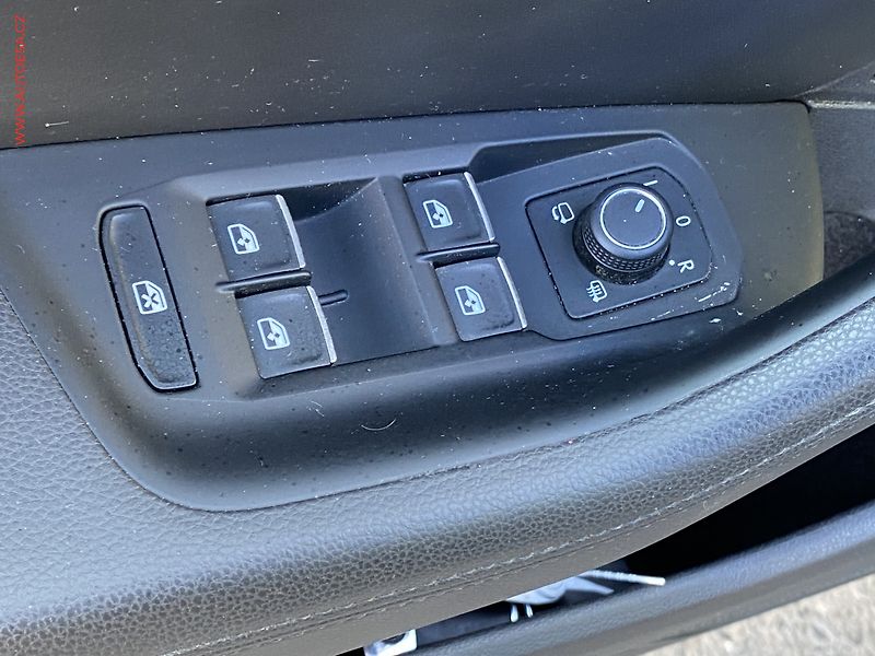 Volkswagen Passat (2017) 2.0 TDi, Highline, LED, navi - fotka 11 z 17
