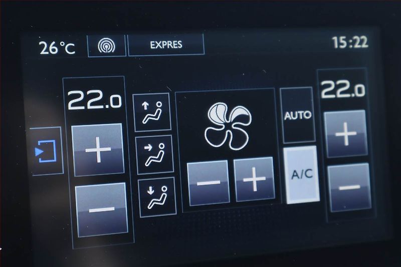 Peugeot 308 (2015) 1.6 e-HDi, Navi, Tempomat - fotka 13 z 21