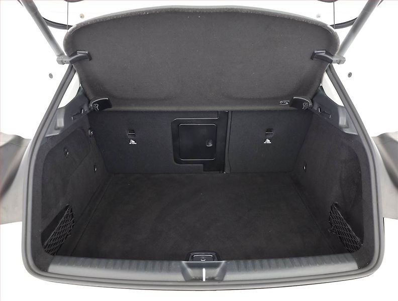 Mercedes-Benz GLA (2019) 200 d 4MATIC, 4X4 - fotka 18 z 19