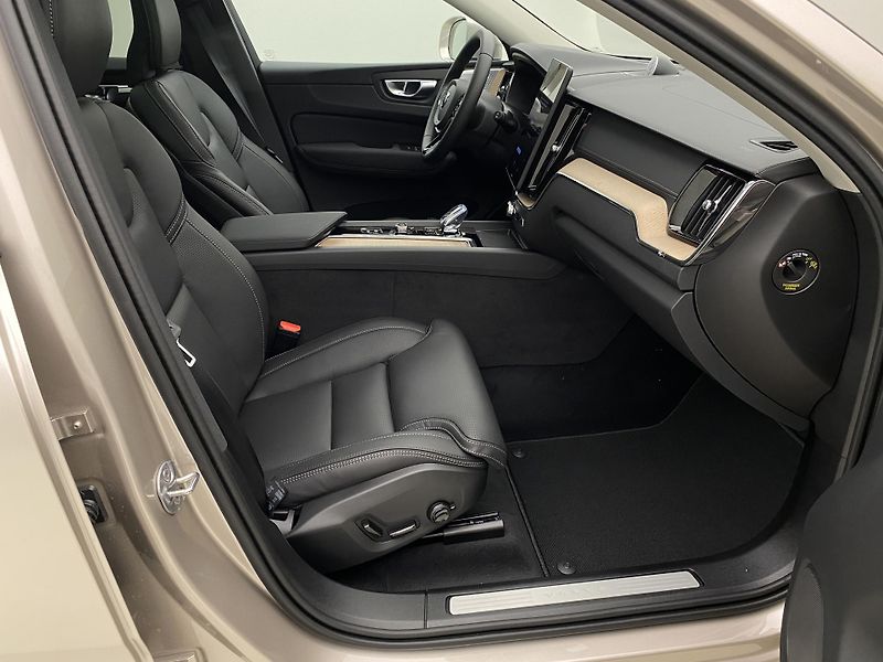 Volvo XC60 B5 AWD BRIGHT ULTRA AUT CZ - fotka 24 z 60