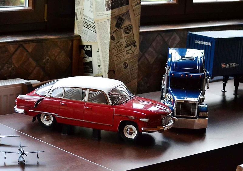 Modelář Kamil Štol s vymazlenou Tatrou 603 v měřítku 1:8. Skládal ji tři roky a vyšla ho na necelých 35 tisíc korun.