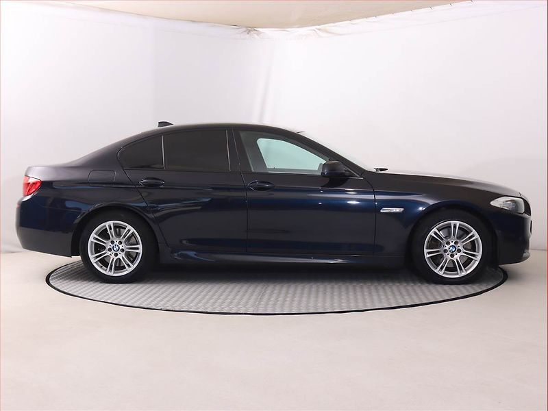 BMW Řada 5 (2013) M Sport 530d xDrive, 4X4 - fotka 6 z 20