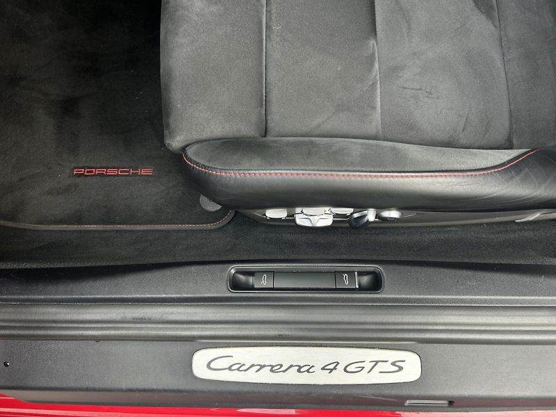 Porsche 911 Carrera 4 GTS Coupe - fotka 23 z 28