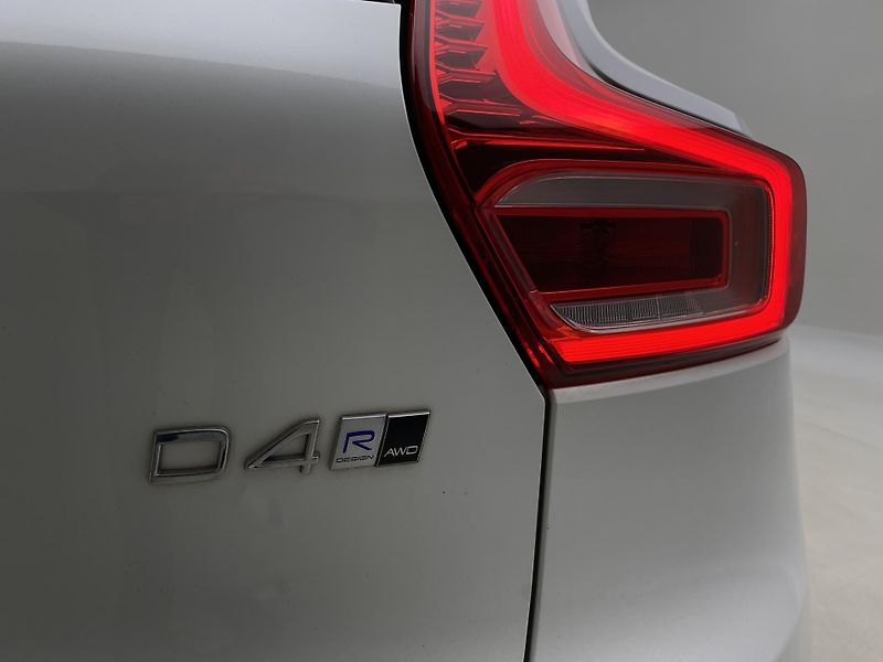 Volvo XC40 D4 AWD R-DESIGN AUT  - fotka 37 z 45