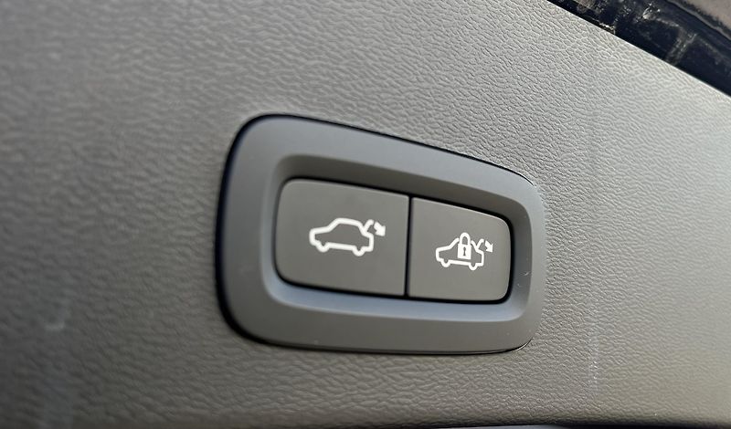 Volvo XC40 B3 FWD BE // 360 // kola - fotka 35 z 37