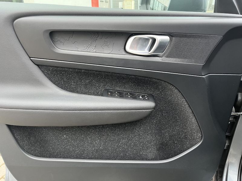 Volvo XC40 D3 Automat ČR 1.majitel - fotka 34 z 45