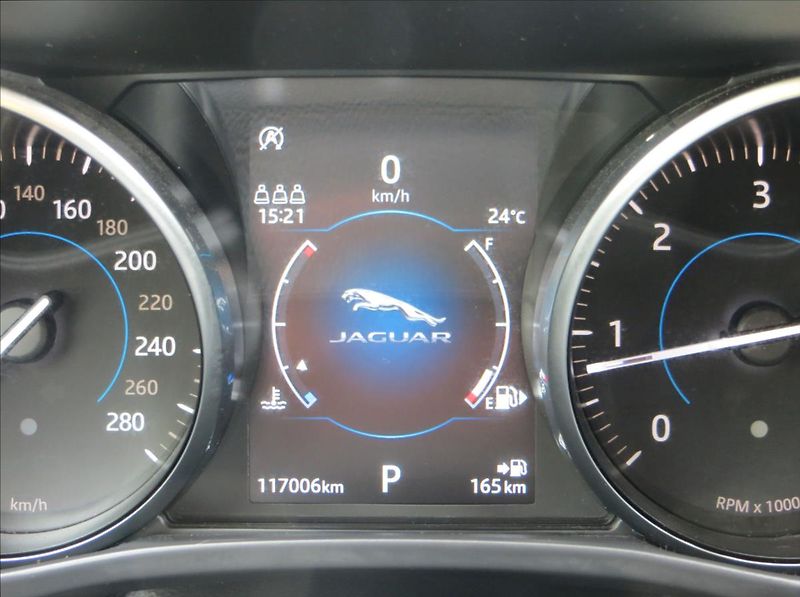Jaguar F-Pace 2,0 20D 132KW,PURE AWD,DPH,ČR - fotka 23 z 25