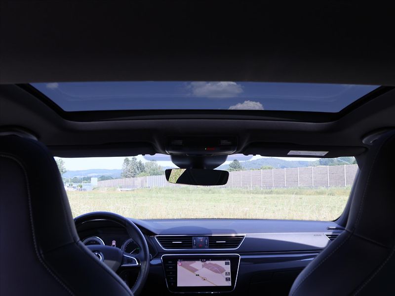Škoda Superb 1,8 TSI DSG CZ Sportline DCC - fotka 21 z 28