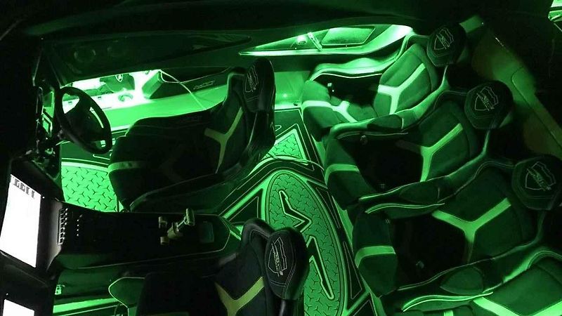 Lamborghini Aventador SV Roadster a rychlostní člun Marine Technologies MTI G6.
