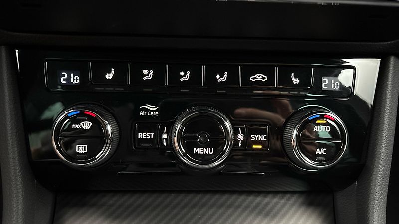 Škoda Superb 1.5 TSI Sportline Combi - fotka 13 z 30