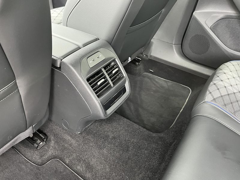 Volkswagen Passat R-Line 2,0 TDI 110 kW  DSG - fotka 23 z 27