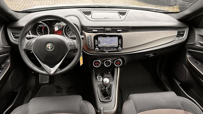 Alfa Romeo Giulietta 1.4 TB 120k Distinctive - fotka 10 z 15