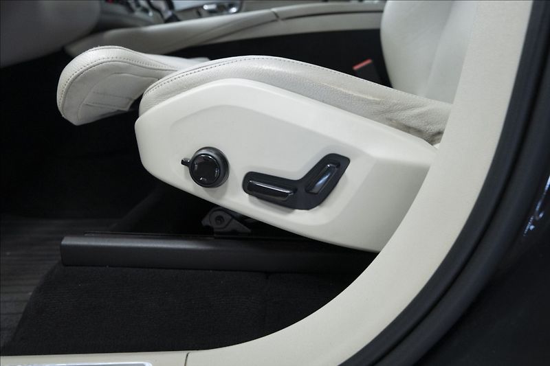 Volvo XC90 2,0 D5 AWD 1. MAJITEL ČR TAŽNÉ - fotka 17 z 44