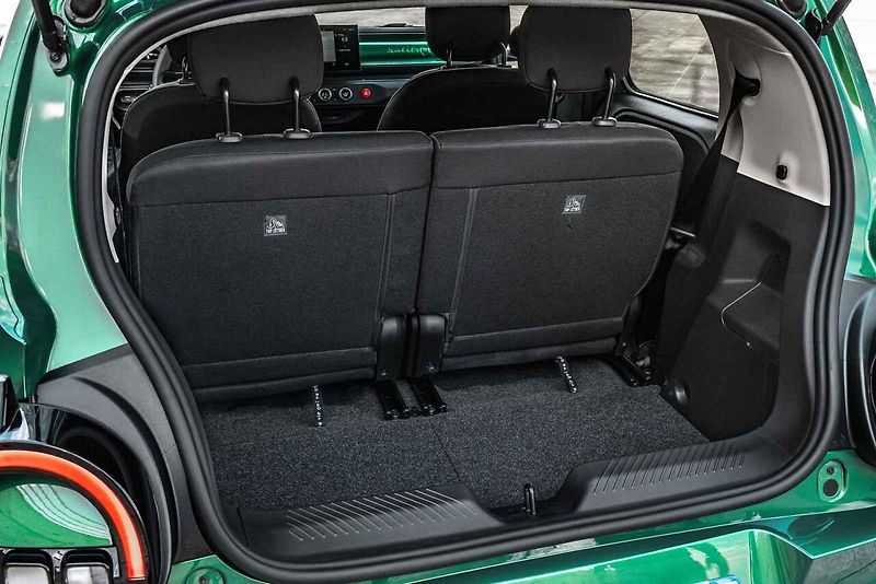 Tento malý elektromobil už budí zaslouženou pozornost v ulicích našeho hlavního města.