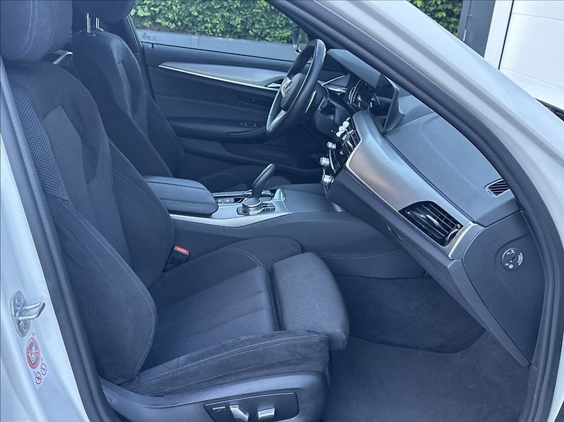 BMW Řada 5 3,0 530d 265PS  M Performance - fotka 16 z 54