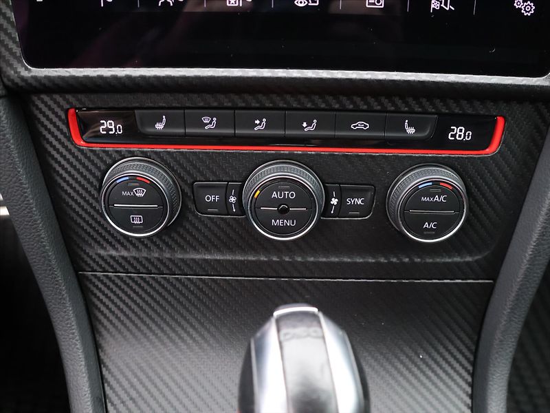 Volkswagen Golf 2,0 TSI GTI 180kW Performance - fotka 20 z 29