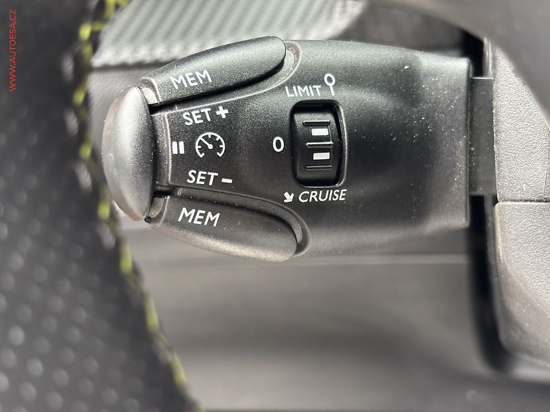 Peugeot 2008 (2020) 1.2 PT, GT Line, LED, navi - fotka 15 z 20