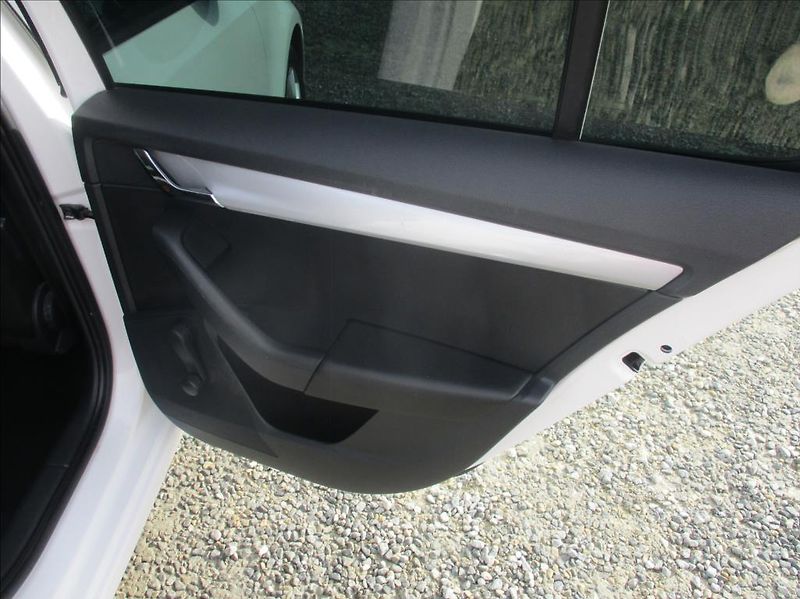 Škoda Octavia 1,6 TDI, DSG,tažné,serv.kniha, - fotka 12 z 44