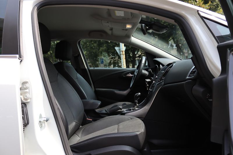 Opel Astra Opel Astra J Sports Tourer 1.7 - fotka 48 z 54