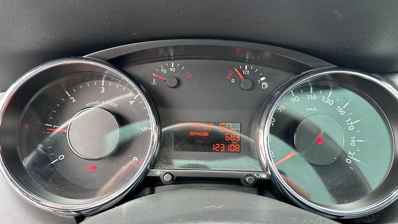 Peugeot 3008 (2010) 2.0HDi 110kW*Premium*Alu*Pano* - fotka 15 z 24