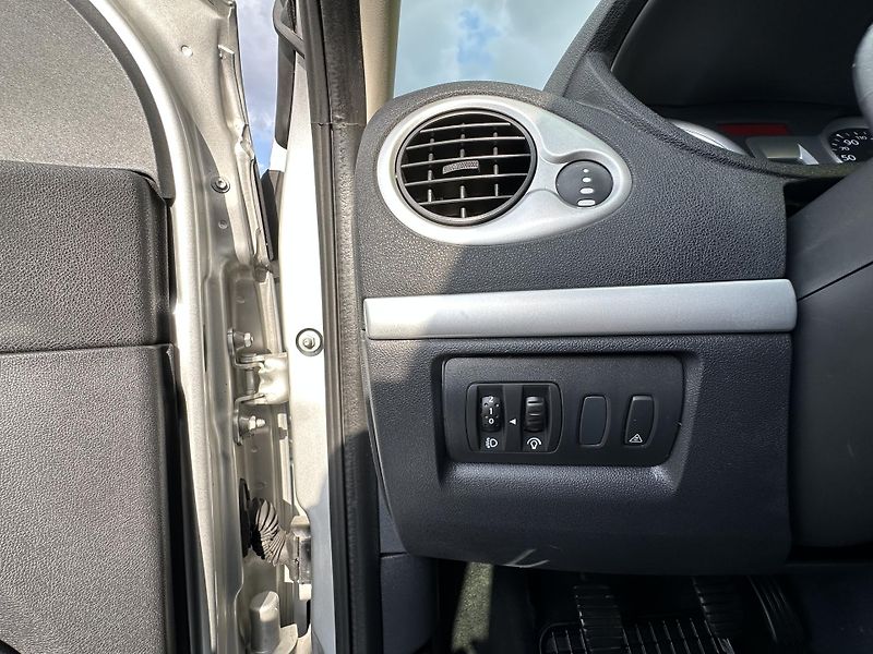 Renault Clio (2011) KOMBI 1.2 16V/76kW * 1.Maj.    - fotka 6 z 33