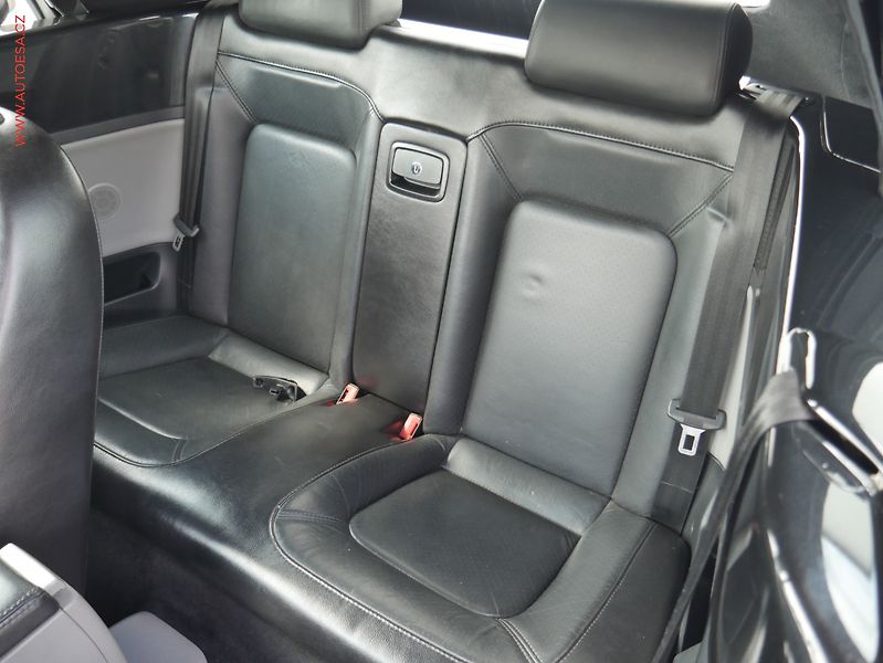 Volkswagen New Beetle (2003) 1.6 i, výhřev sed - fotka 10 z 15
