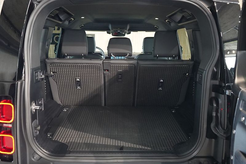 Land Rover Defender 110 D300 X-Dynamic SE - fotka 13 z 42