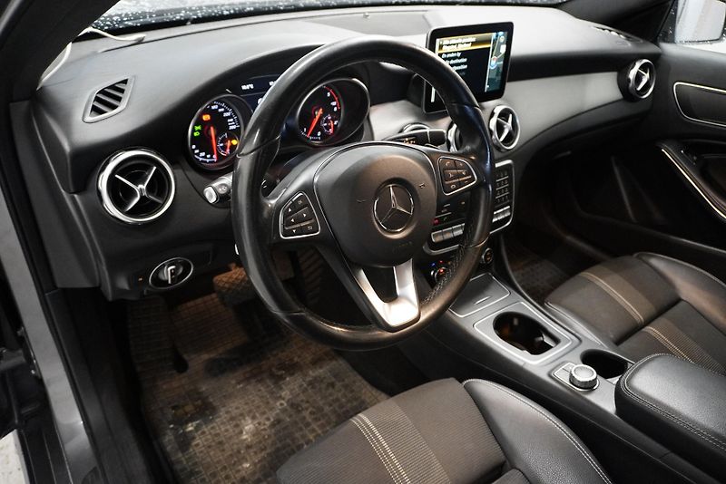 Mercedes-Benz GLA GLA220D 4MATIC AMG-LINE AUT. - fotka 12 z 28