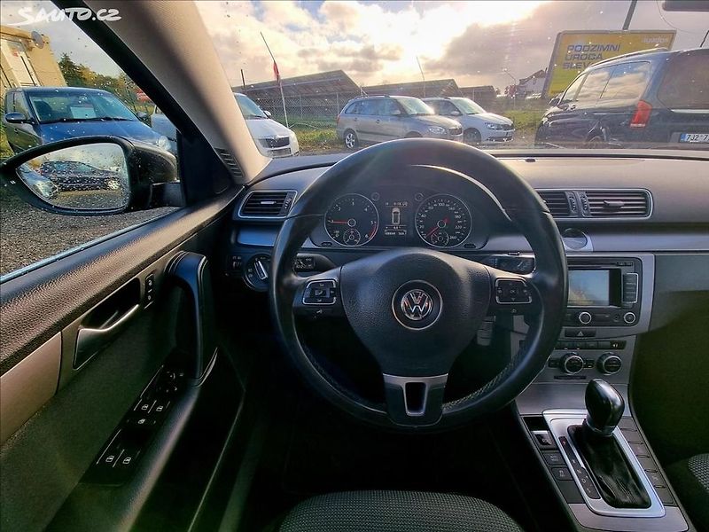 Volkswagen Passat (2012) 1,6 TDi 77KW - fotka 14 z 23
