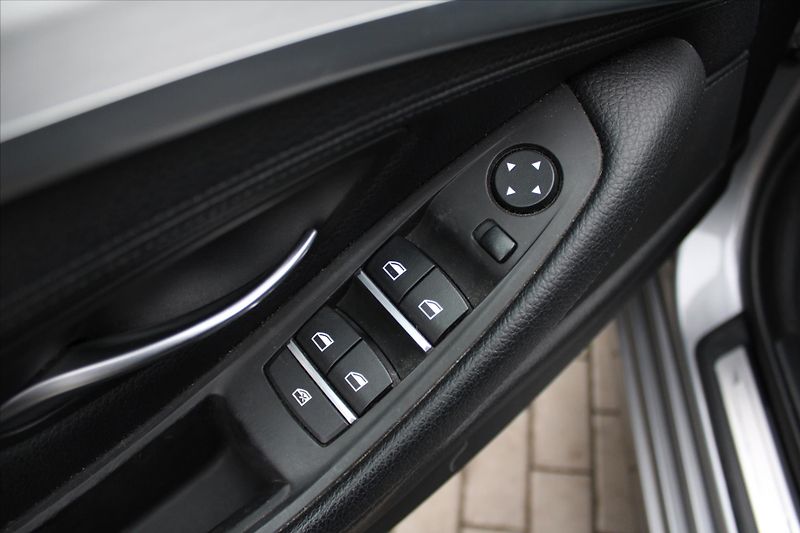 BMW Řada 5 520d xDrive LED NAVIGACE KŮŽE - fotka 22 z 23