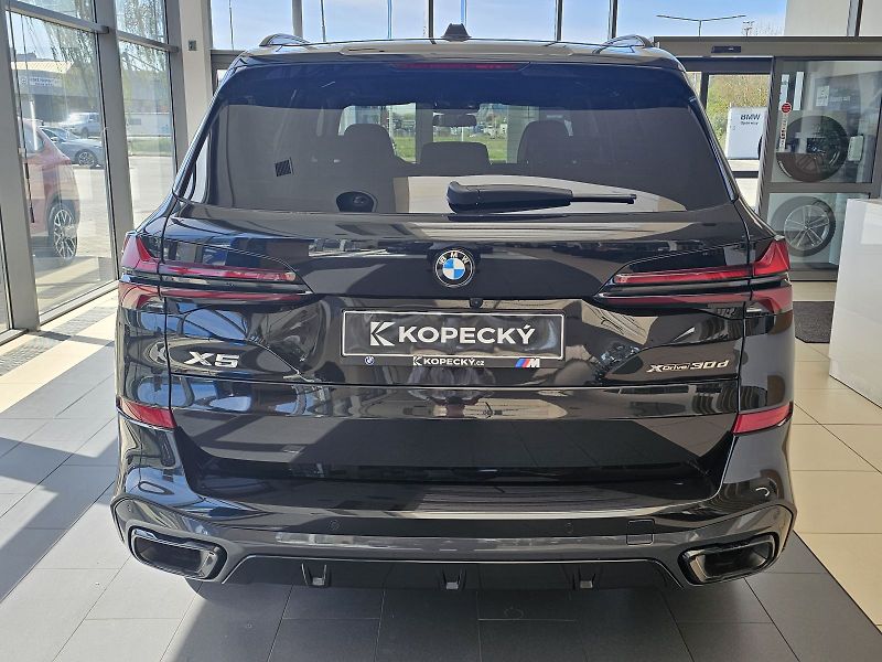 BMW X5 xDrive 30d - fotka 6 z 36