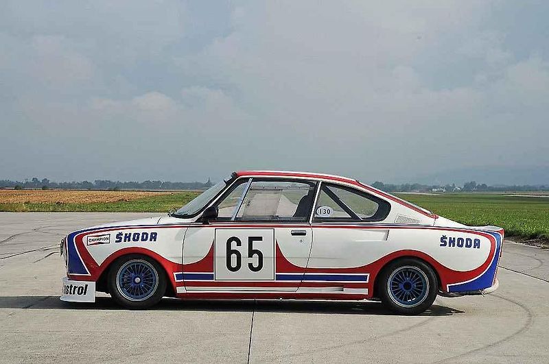 Škoda 130 RS. Vlevo je okruhová verze z roku 1981, vpravo soutěžní provedení z roku 1977.