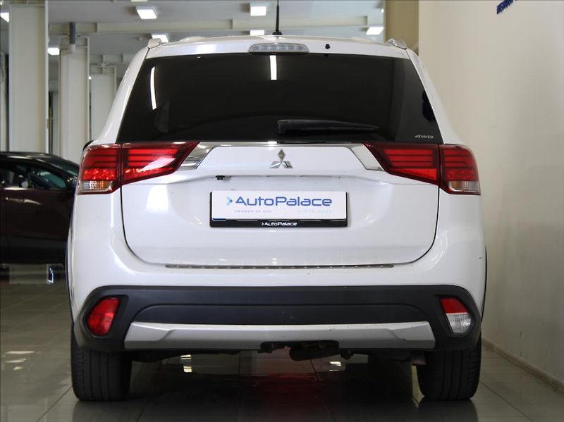 Mitsubishi Outlander 2,3 DI-D 110kW 4x4 7-míst ČR - fotka 4 z 22