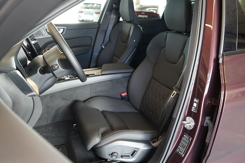 Volvo XC60 B5 AWD PLUS Dark LCI, H/K, LED - fotka 17 z 48
