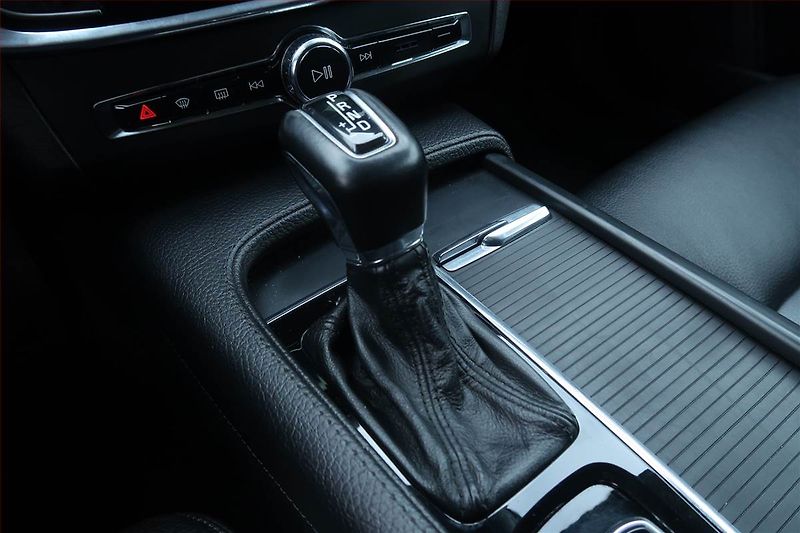 Volvo V90 (2018) D4, Automat, Serv.kniha, Kůže - fotka 13 z 27