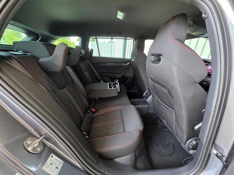 Škoda Octavia Combi DSG 2,0 TSi 195 kW RS - fotka 22 z 24