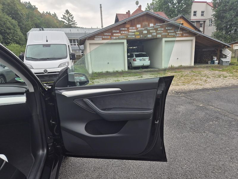 Tesla Model Y ZAMLUVENO ! 220kw TZ 92,5 % - fotka 39 z 48