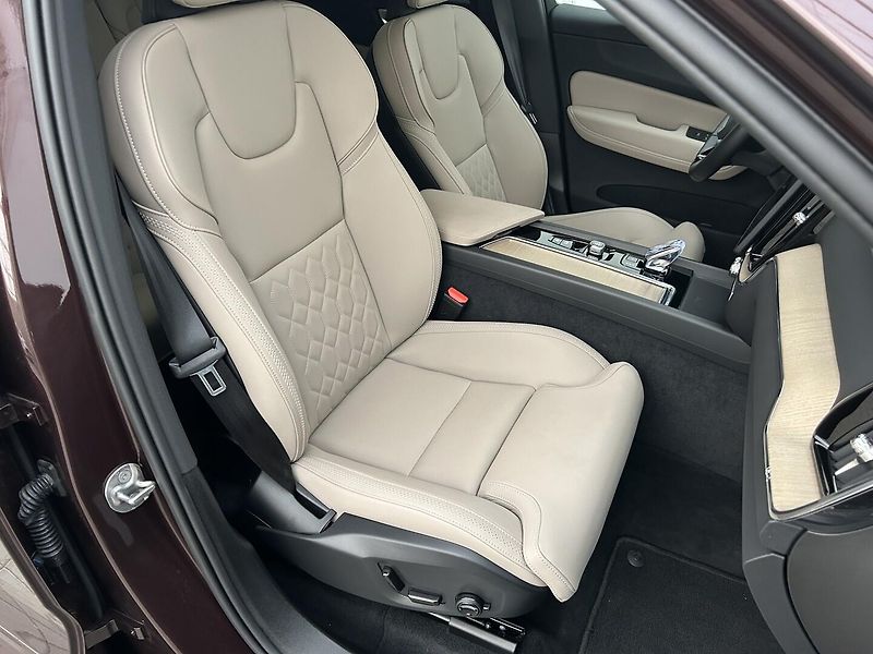 Volvo XC60 2.0 B5 4x4 PLUS DARK - fotka 13 z 30